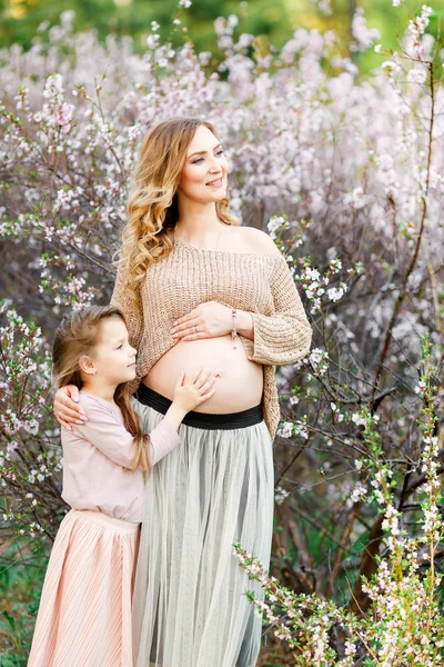 Ciąża i macierzyństwo, ludzie koncepcja - szczęśliwy w ciąży asian kobieta spaceru w parku. — Zdjęcie stockowe