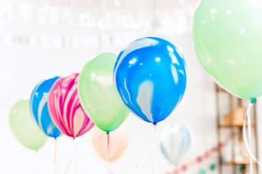 Beyaz arka plan üzerinde çok renkli parti öğeleri ile renkli doğum günü çerçevesi. Kopya alanı ile mutlu yıllar konsepti.