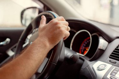 Adam sürücü elleri arabanın direksiyon paneli tutan. Araba otomatik vites kullanan erkek eli. Otomatik vites konsepti ile otomobil sürme