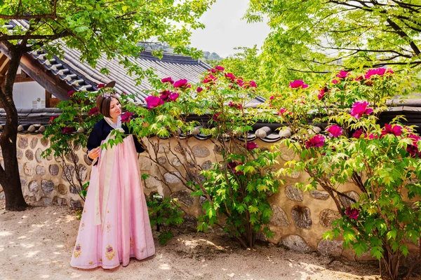 Güzel Asyalı kız Hanbok elbise Koreli. Geleneksel Kore elbiseli kadın. Geleneksel giyinen Koreli kadın.. — Stok fotoğraf