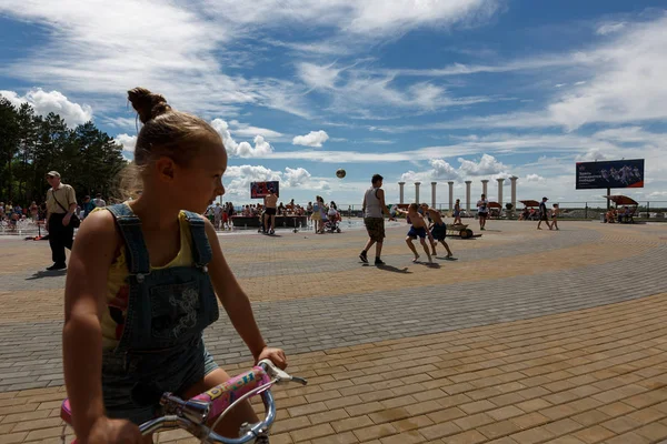 Chabarovsk. Rusland-juli 15 2018: jongens spelen voetbal in een groot gebied op een zonnige dag. — Stockfoto