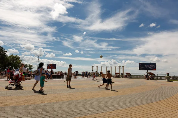 Khabarovsk. Rusko-červenec 15 2018: kluci hrají fotbal ve velké oblasti za slunečného dne. — Stock fotografie
