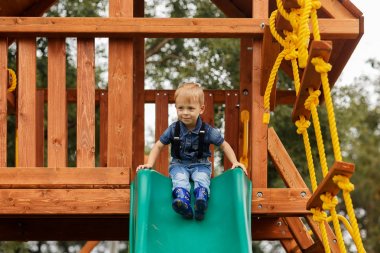 Küçük çocuk açık sahada eğleniyor. Çocuklar için yaz aktif spor eğlence