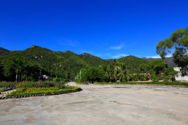 Bulut ve mavi gökyüzü ile tepede Yeşil Çim