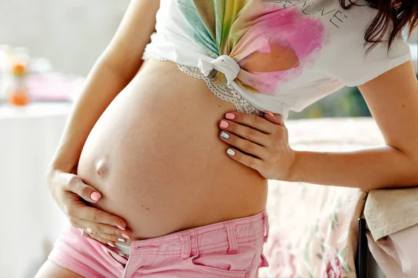 妊娠、クローズアップ。幸せな妊娠と母性の概念 — ストック写真