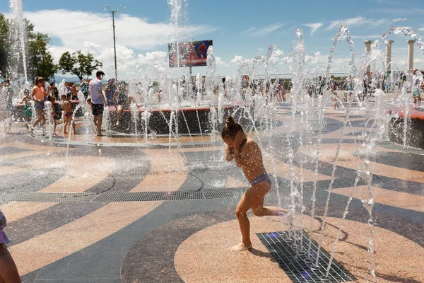 Chabarovsk. Rusland. 26 Jule 2017. Schattige kleine meisjes spelen met een stads fontein op warme en zonnige zomerdag. — Stockfoto