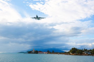 Güzel mavi okyanus ve ada üzerinde uçan yolcu uçağı saflık hedef deniz plaj da yaz tatili tatil seyahat için kullanın