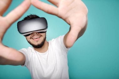 VR kulaklık çalışıyor ve renkli arka plan üzerinde başka bir dünya keşfetmek çekici sakallı adam.