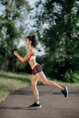 Genç kadının lastik bant açık egzersizleri yapması yerleştirmek.