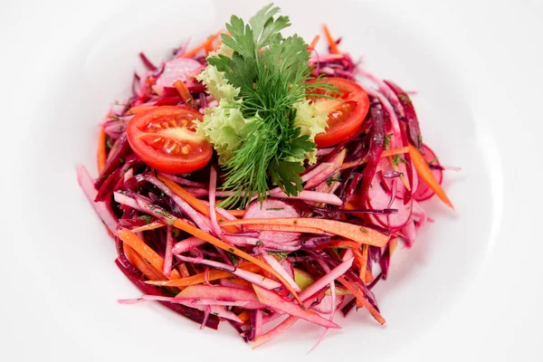 Taze vitamini havuç ve elma ile kırmızı lahana salatası.