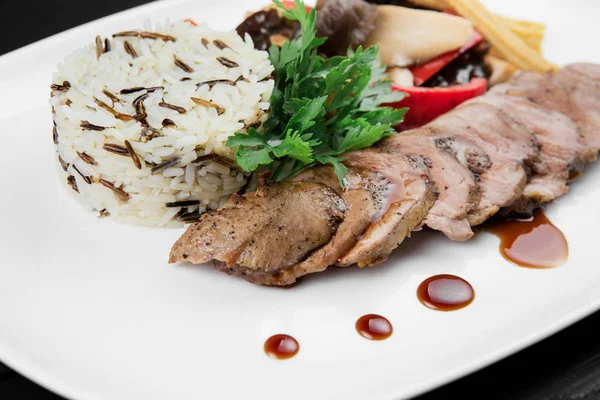 Et ve sebze ile risotto ile plaka fotoğrafı.