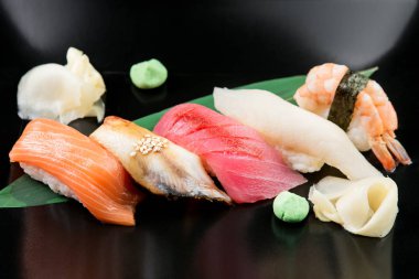 Sashimi suşi siyah ahşap arka plan ayarla.