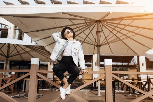 Boş zaman zaman zevk neşeli çekici hippi kız