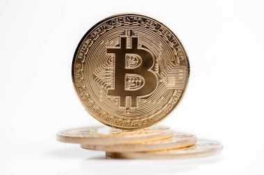 Makro çekim beyaz zemin üzerine altın bitcoin. Sanal para.