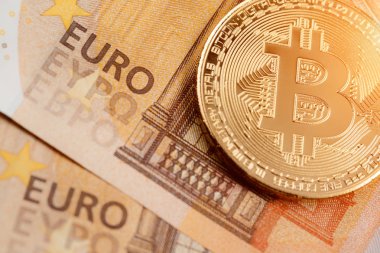 Altın bitcoin Euro banknot bir kadeh makro. Sanal para. Exchange bitcoin bir euro için.