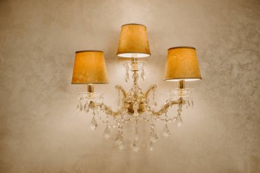 Vintage kristal avize restoranda fotoğrafı. Duvar lambası.