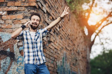 Cep telefonu ile çekici genç sakallı hippi.