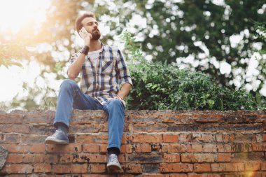 Cep telefonu ile çekici genç sakallı hippi