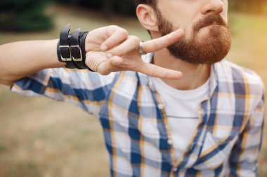 Genç parmak ile Sakalımı kesip hipster sakallı. Berber kavramı.