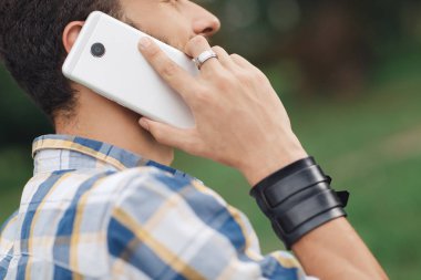 Çekici genç hipster cep telefonu ile sakallı. Sakallı adam cep telefonu üzerinde konuşurken.