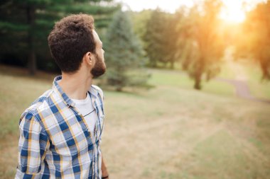 Hipster uzakta parkta seyir çekici genç sakallı.