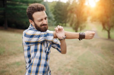 Mutsuz adam acı acı veya parkta dizginleri. Kişi, sağlık ve sorun kavramı.