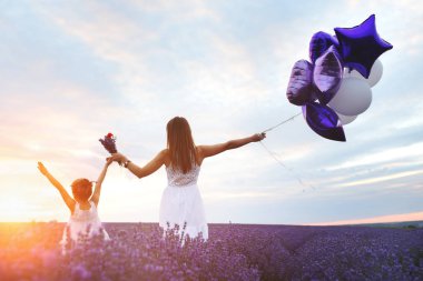 Anne ve kızı gün batımında lavanta alanında. Aile sevgisi kavramı