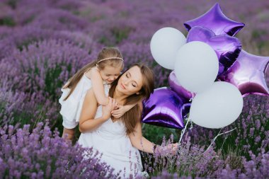 Anne ve kızı lavanta alanında. Aile sevgisi kavramı.