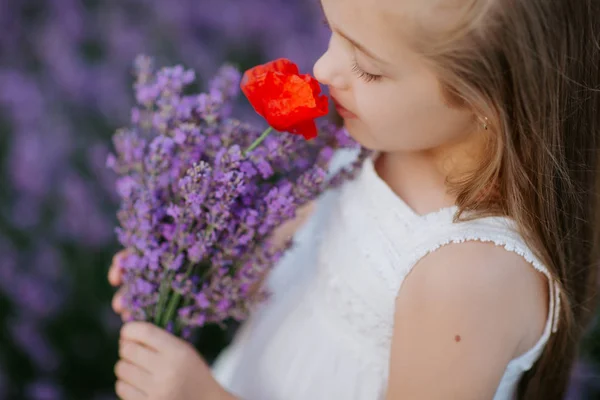 紫の花ラベンダー フィールド持株ブーケで幸せなかわいい女の子. — ストック写真