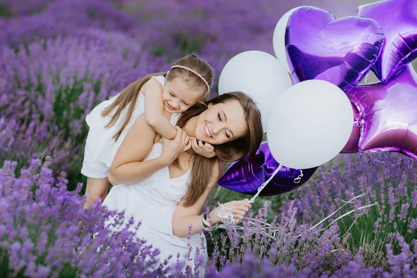 Mamma e figlia nel campo della lavanda. Concetto amore familiare . — Foto Stock