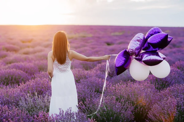 夕日をラベンダー畑で幸せな若い女。自由の概念. — ストック写真