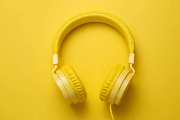 Auriculares amarillos sobre fondo amarillo. Concepto musical . —  Fotos de Stock