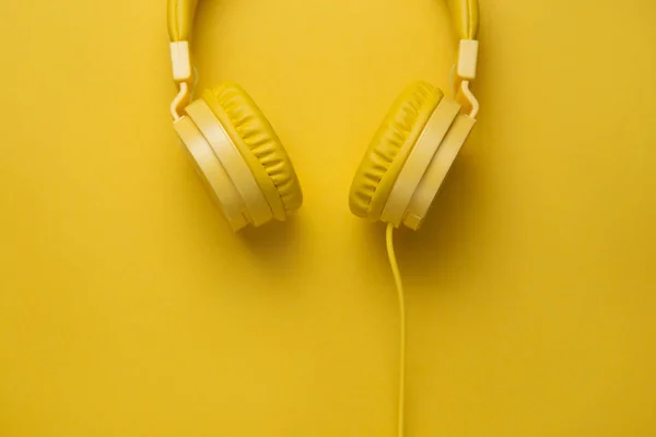 Auriculares amarillos sobre fondo amarillo. Concepto musical . —  Fotos de Stock