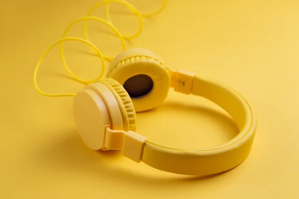 Auriculares amarillos sobre fondo amarillo. Concepto musical . —  Fotos de Stock