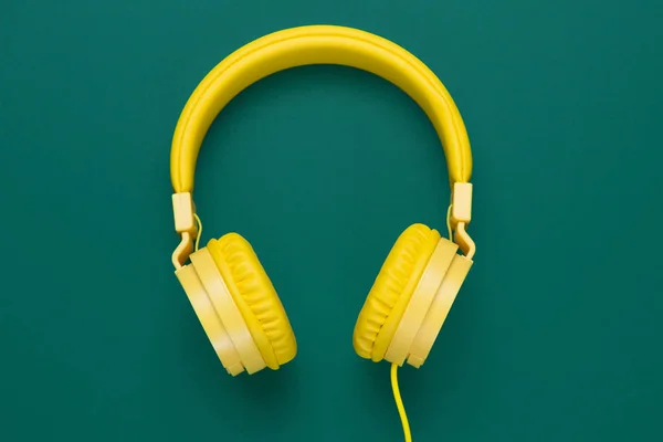 Auriculares amarillos sobre fondo verde. Concepto musical . —  Fotos de Stock