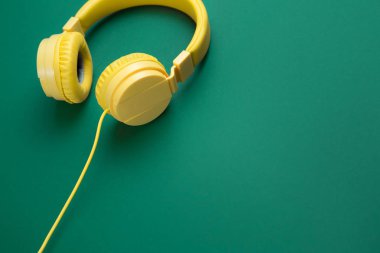 Mor arka planda sarı kulaklıklar. Müzik konsepti