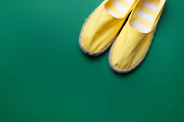 Sapatos de verão muito amarelos no fundo verde. Alpercatas . — Fotografia de Stock