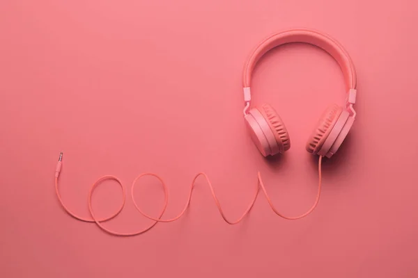 Rosa Kopfhörer auf rosa Hintergrund. Musikkonzept — Stockfoto