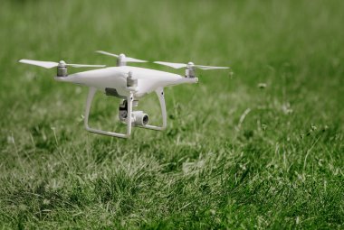 Parkta dijital fotoğraf makinesi ile uçan uçak helikopter.