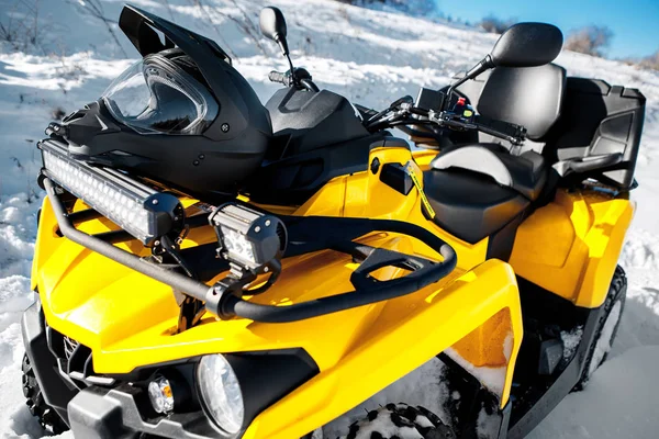Στενή-upphoto του κίτρινου 4wd μοτοσικλέτα Atv quad stand με βαρύ χιόνι με βαθιά τροχό κομμάτι. — Φωτογραφία Αρχείου
