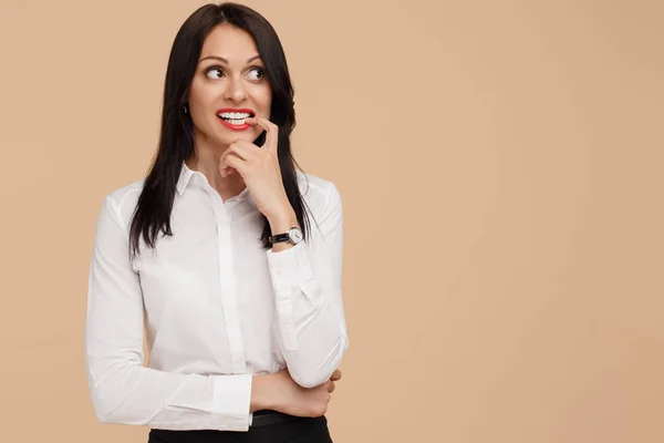 Scared young modern business woman over beige background. — Stock Photo, Image