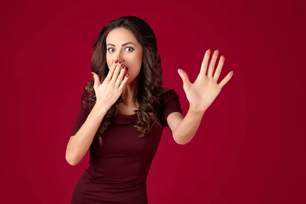 Photo de jeune femme choquée en robe marron spectacle arrêt geste sur fond rouge . — Photo