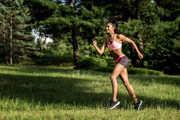Genç kadın atlet açık egzersiz sırasında bir parkta koşu. Güzel kız uygun. Kilo kaybı. Spor yaşam tarzı. — Stok fotoğraf