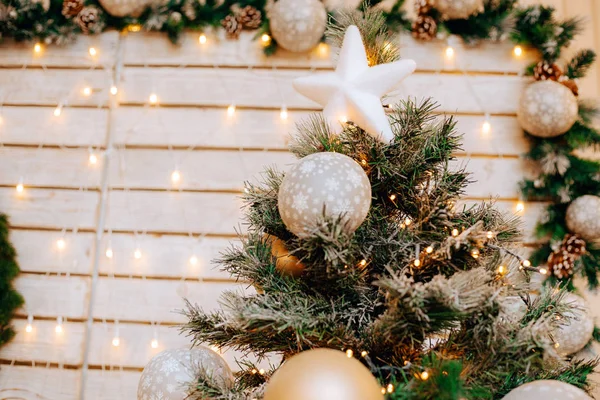 Nahaufnahme von Weihnachtsdekoration mit Kerzen, weißen goldenen Kugeln und Weihnachtsbaum. — Stockfoto