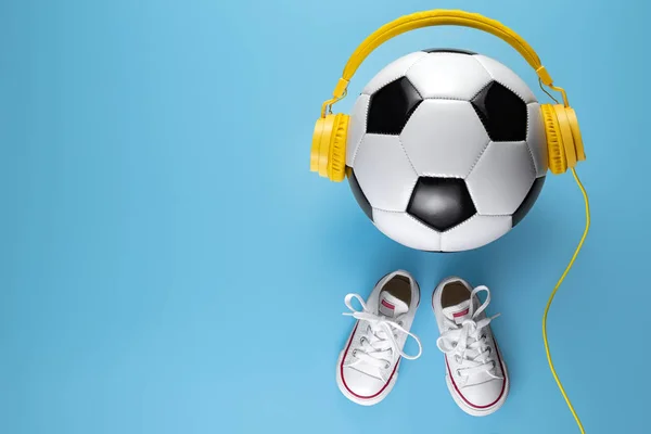 黄色耳机、白色运动鞋和传统风格的足球在黄色背景. — 图库照片