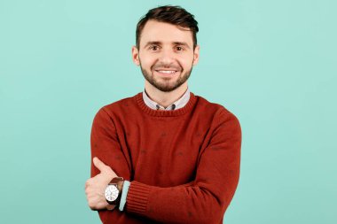 Camgöbeği arka plan üzerinde rahat kıyafet neşeli sakallı genç adam.