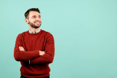 Camgöbeği arka plan üzerinde rahat kıyafet neşeli sakallı genç adam.