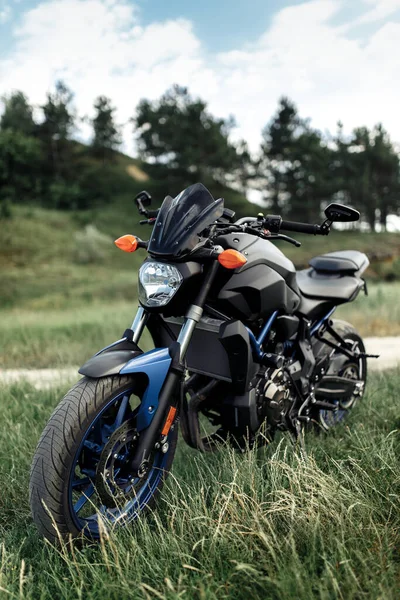 Foto de la motocicleta moderna en la carretera del campo. —  Fotos de Stock