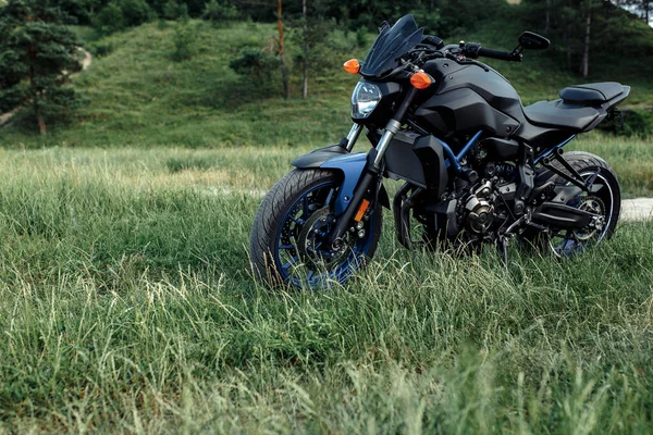 田舎道の現代バイクの写真. — ストック写真