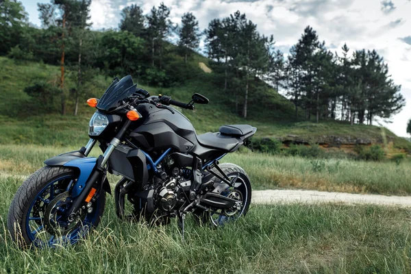 Foto de la motocicleta moderna en la carretera del campo. —  Fotos de Stock